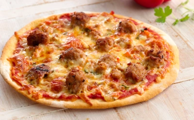 Вместо анчоусов и ананасов — добавляю фрикадельки: этой пиццей можно не только накормить, но и удивить — такую в ресторане не подают