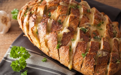 Из банальной буханки — в изящный деликатес: этот хлеб покорил весь кулинарный мир — достоин и вашей кухни