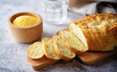 Сделать из хлеба праздник — просто: этот закусочный кекс с сыром точно тронет струны вашей души — печь захочется снова и снова