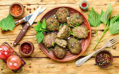 Нам шпинат не нужен — кругом крапивы навалом: эти восхитительные котлетки с ней обожает вся родня — побалуйте близких и вы