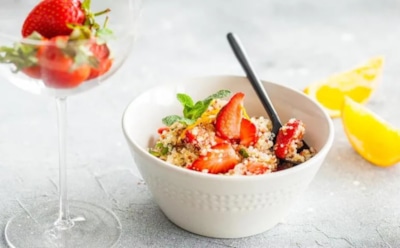 Сладости могут быть полезными — доказано: этот десерт с киноа поразит своим вкусом самых привередливых гурманов — и зарядит энергией