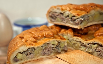 Сделать из свинины шедевр — научу как: этот пирог по новому раскроет вкус привычных ингредиентов — весь секрет в яблоках