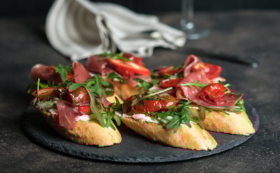 Сэндвичи наскучили — вспоминаем рецепт: такую брускетту подают в лучших ресторанах Италии — а вы можете приготовить у себя дома
