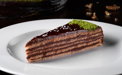 Приготовили раз — с тех пор на каждый праздник делаем: этот тортик сумел покорить цвет аристократии — вас он заставит забыть про диеты