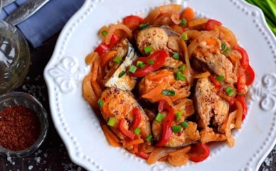 Банальную рыбу превратить в праздник — легко: такую скумбрию гости смолотят за считаные минуты — и куда полезней копченой