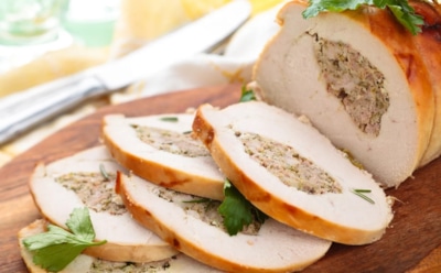 Индюшка с курочкой — идеальный дуэт для праздника: этот рулет заставит даже свекровь аплодировать от восторга — а гости и вовсе онемеют