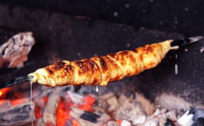 Свежий хит любого пикника — хачапури на шампуре: эта сырная нежность теперь главная звезда мангала — пора забыть про скучный шашлык