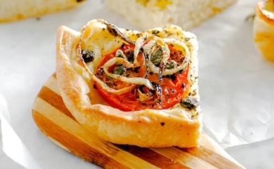 Из Греции привез рецепт — весь дом просит поделиться: этот чудо-пирог вычеркнет пиццу из вашей жизни — готовьтесь встречать гостей