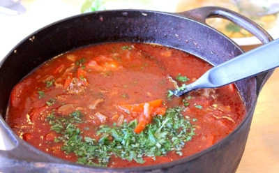 В таборе рассказали, как добавить блюду огня: этот жгучий суп грел кочевников под открытым небом — согреет и за домашним столом