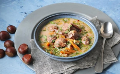 Разлила по тарелкам — и получила аплодисменты: этот суп с телятиной и каштанами согревает сердце — добавьте ужину романтики Парижа