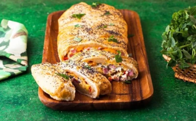 Тесто, омлет, сыр — завтрак улетел быстрее, чем остыл: эта косичка с ветчиной заставит забыть про бутерброды — холодная еще вкуснее