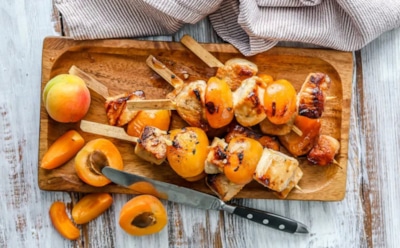 Со мной на пикник всегда напрашиваются друзья: просто знаю, как сделать шашлык невероятно эффектным — этот вкус рвет крышу