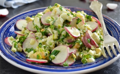 В мае — самое время этому суперсалату: нанесите мощный весенний удар по вкусовым рецепторам — попробуйте микс свежести и витаминов