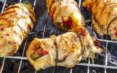 Такой перекус — всем гурманам на зависть: эти сытные рулетики на гриле прогонят голод в момент — точно понравятся гостям и родным