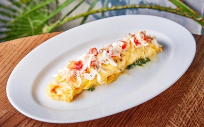 Приготовил омлет с крабом — шиканул за 15 минут: такой завтрак куда приятней банальной яичницы — начните день по-королевски