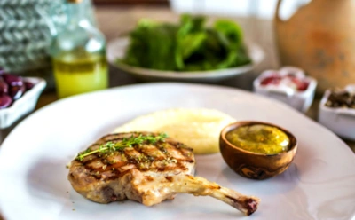 Не верьте названию — реально вкусно: это греческое хирино вы будете снова и снова — не только хотеть, но еще и готовить