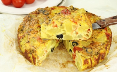 Мое утро стартует с испанским акцентом: этот бодрящий омлет с оливками круче любых тостов с джемом — ощутите взрыв энергии на завтрак