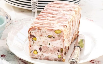 В таком виде курочка перестает быть скучной: от этого французского террина без ума вся семья — гостей и вовсе не выгонишь