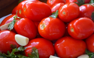 Не мучаюсь с закрутками — мариную по экспресс-методу: эти пикантные помидорчики готовятся всего за 3 часа — успеете к приходу гостей