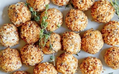 Виноград под рукой — повод порадовать родных: эти сырные шарики в орехах обожают взрослые и дети — они лучше конфет и ярче бутербродов