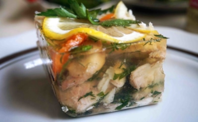 Умею готовить не рыбное заливное — реальный холодец: это блюдо держит форму без добавок — и вас научу обходиться без желатина