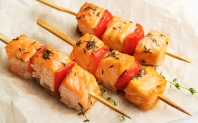 Мясо не потребуется, если есть рыба: эти шашлычки из лосося покорят сердце любого гурмана — наслаждайтесь с пользой для здоровья