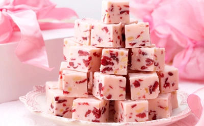 Английский десерт с ароматом советского детства: этот клубничный фадж безумно похож на помадки — дети обожают такую тянучку