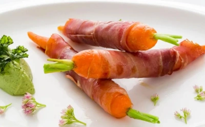 Хочу удивить гостей — заворачиваю морковь в ветчину: такая закуска на столе долго не задерживается — насладитесь ярким вкусом