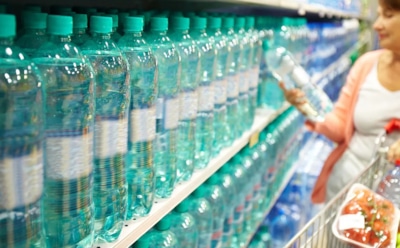 Не только пить: неожиданные способы применения минеральной воды в быту и уходе — такой вы ее еще точно не знали