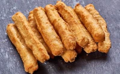 Всего 4 ингредиента — а на вкус шедеврально: эти сырные палочки дарят настоящее гастрономическое наслаждение — убедитесь за 15 минут