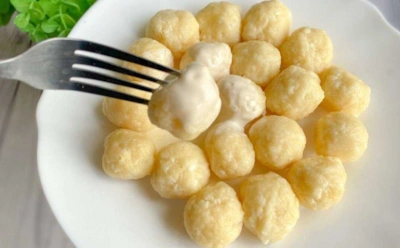 Лепить вареники нудно — зато есть вкусно: этот ленивый рецепт исправит главный недостаток угощения — вы справитесь за 15 минут