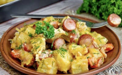 Превратить ужин в праздник — помогут сардельки с картошкой: после этого сытного угощения гости оближут свои тарелки — готовьте по-швейцарски