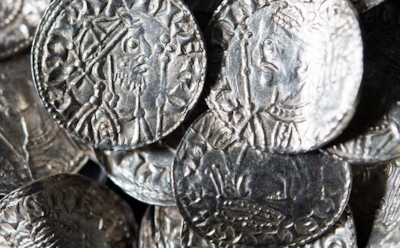 Всем бы так в 90 лет: пенсионер выгулял металлоискатель и выкопал 2 миллиона — вот как надо трясти стариной