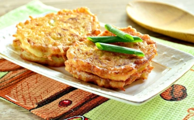 Вчерашний рис не выбрасываем — пускаем на драники: эти хрусткие вкусняшки превзойдут даже мясные котлеты — убедитесь сами