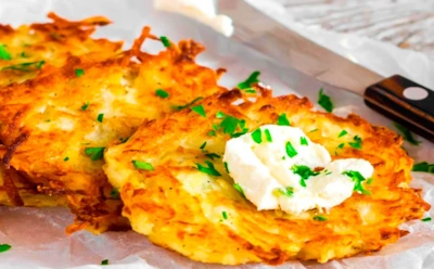 Утро начинается не с омлета — есть завтрак получше: эти сочные драники с салом и сыром куда аппетитнее котлет — самое время распробовать