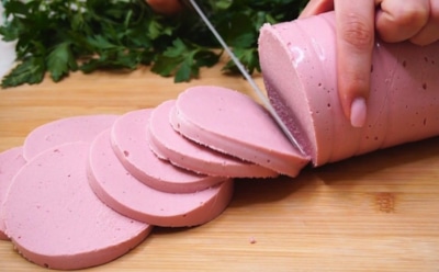 Нужен стакан и 20 минут — колбаса готова: это домашнее угощение из курочки превосходит любую покупную палку — создайте вкус под себя