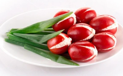 Проверено — такой букет заходит лучше роз: эти тюльпанчики из помидоров и стол украсят, и гостей накормят — соорудите съедобный натюрморт