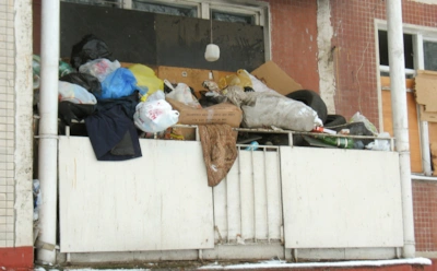 То ли склад, то ли свалка: эти вещи совершенно точно не стоит хранить на балконе летом — проверьте список внимательно