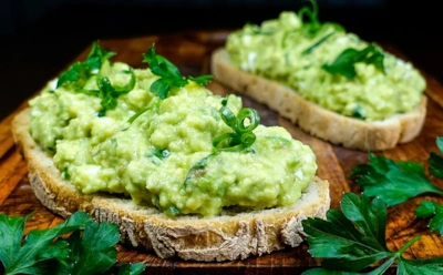 Когда крапива не жжется, а мажется: этот удивительный паштет вытеснит хумус с вашего хлеба — зеленый деликатес на столе