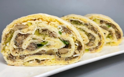 Закуска простая — зато вкус бесподобный: такие сытные рулетики с паштетом разлетаются за милую душу — и гости просят добавки