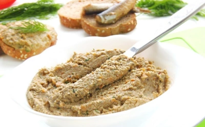 Шпротный паштет всегда вкусный — если делаешь сам: эта намазка готовится за 5 минут, а удовольствия доставляет массу — и текстура не подводит