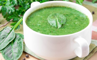 Щавель и в супы кладем, и в закуску: такой оригинальный летний мусс на столе всегда к месту — разлетается в считанные мгновения