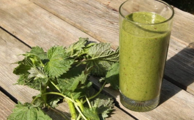 С таким напитком — никакой сквозняк не страшен: это крапивное смузи заряжает витаминами на все 100% — и освежает не хуже