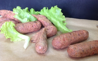 Мои купаты всегда яркого цвета — знаю, что надо добавить: эти свекольные колбаски и смотрятся красиво, и едятся на ура — восторг гостей гарантирован