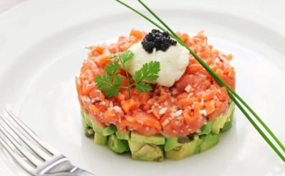 Добавьте огурец — и лосось в 10 раз вкуснее: этот рыбный тартар готов стать главным блюдом любого вечера — гости довольны, вам почет