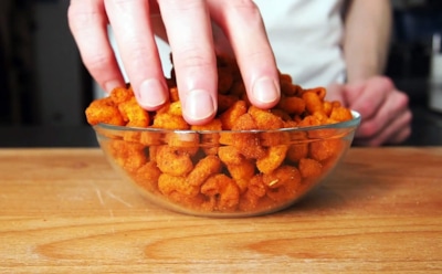 Гости сначала хотели вызвать врача — потом распробовали: эти макаронные чипсы точно произведут фурор на вашей вечеринке — удивитесь и удивите