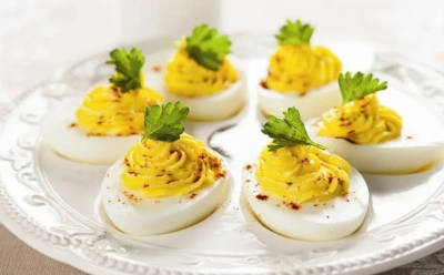 Немного фантазии — и закуску уже не узнать: эти яйца сумеют удивить любого, кто посмотрит на них с пренебрежением — попробуйте новый вкус