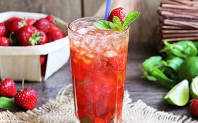 Ни грамма алкоголя — зато море свежести: этот клубничный мохито легко одолеет летний зной — напиток для идеальной вечеринки