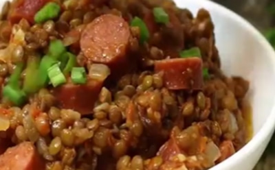 Нанесите пряный удар по голоду: чечевица с колбасками устроит праздник даже в будний день