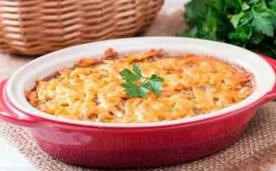 Если перловка надоела, а кабачков накопились горы — совмещайте: эта вкуснейшая запеканка стоит каждой секунды, проведенной вами у плиты